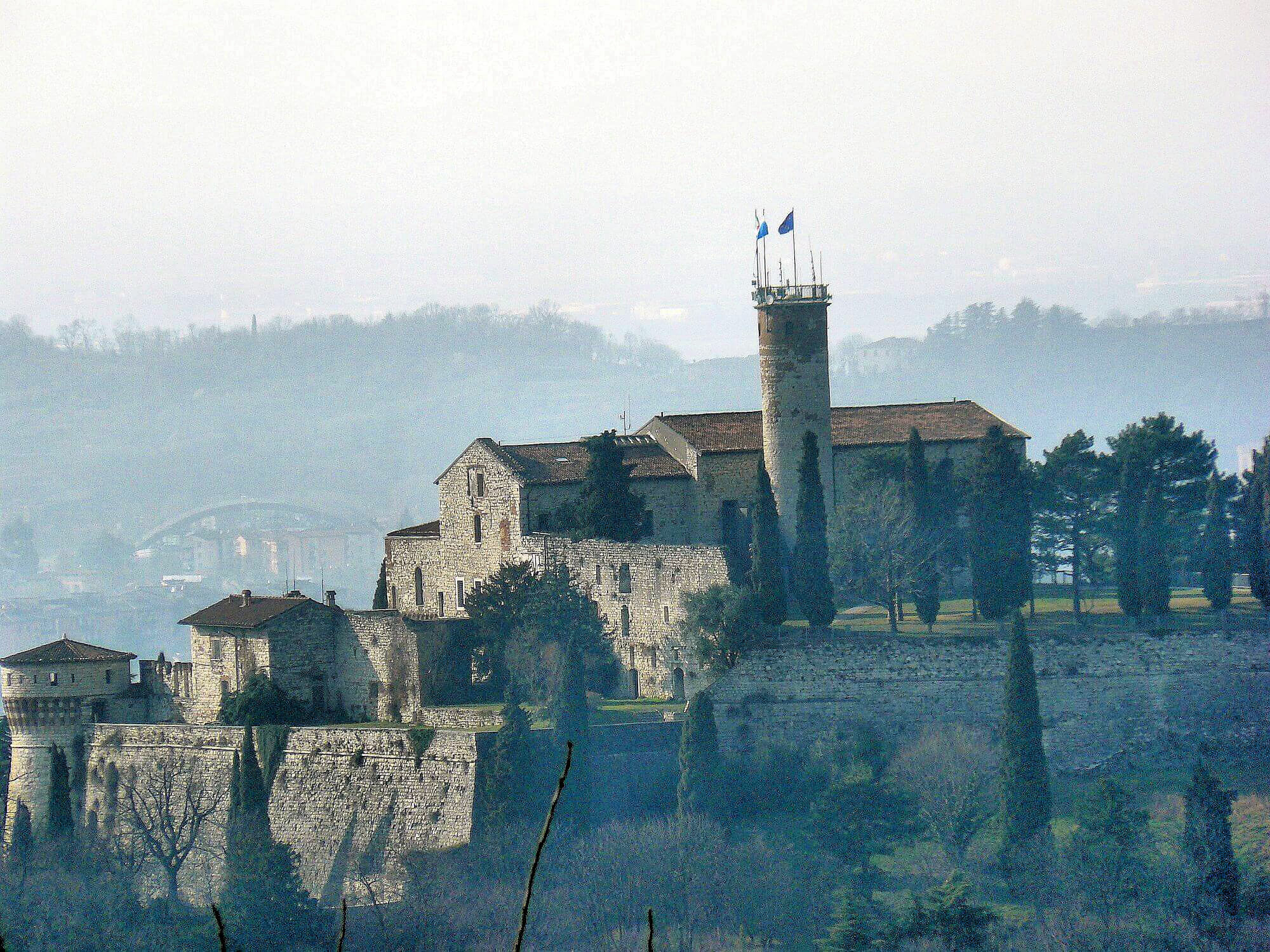 Zamek w Brescii (Castello di Brescia) widziany z via Panoramica.