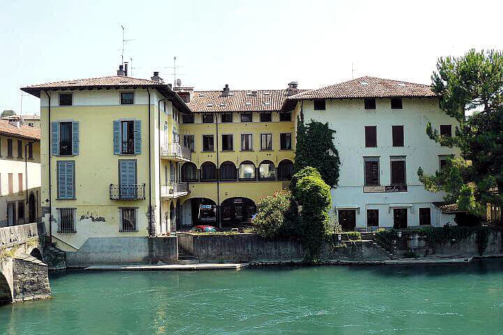 Palazzolo sull'Oglio, domy nad rzeką